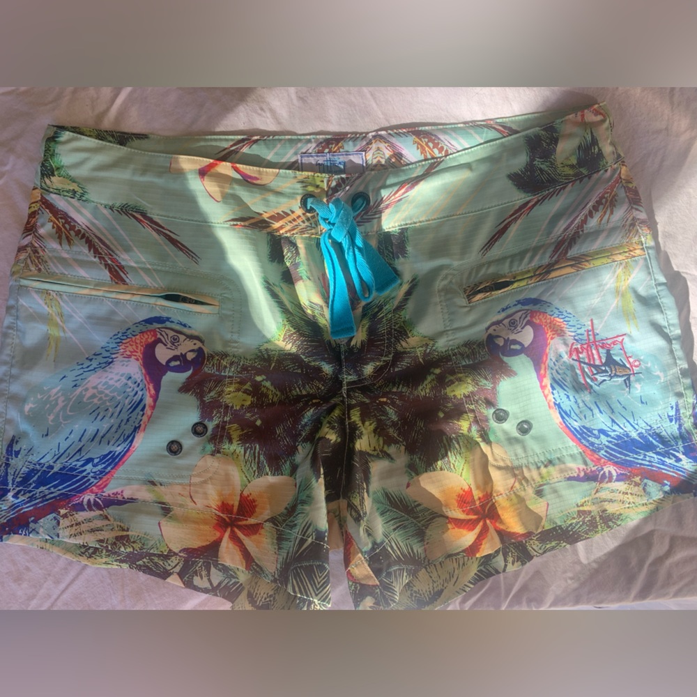 A beautiful pair of guy Harvey shorts in great condition size 8